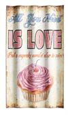 Bølgeformet metal skilt 37x66cm All You Need Is Love But A Cupcake Would Also Be Nice